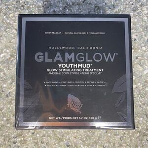 GLAMGLOW
Youthmud® Glow Stimulating & Exfoliating
Treatment Mask
1.7 oz